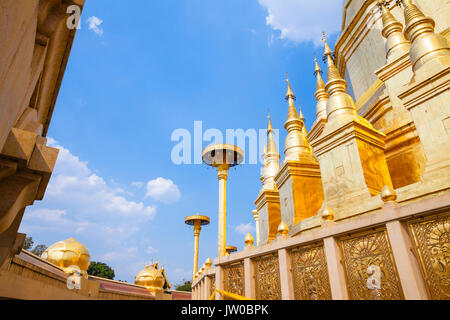 Shwedagon pagoda (modello) Wat Phra bat Huai Tom Lamphun Thailandia. Foto Stock