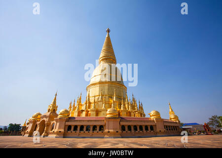 Shwedagon pagoda (modello) Wat Phra bat Huai Tom Lamphun Thailandia. Foto Stock