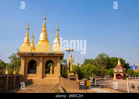 Shwedagon pagoda (modello) Wat Phra bat Huai Tom Lamphun Thailandia. Foto Stock