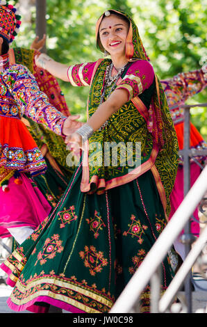 Badajoz, Spagna - 15 luglio 2017. Danzatrici indiane durante la celebrazione della international festival folcloristico in Badajoz Foto Stock