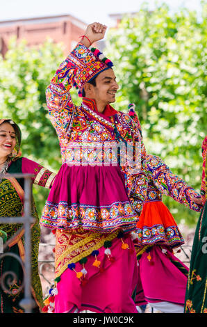 Badajoz, Spagna - 15 luglio 2017. Danzatrici indiane durante la celebrazione della international festival folcloristico in Badajoz Foto Stock