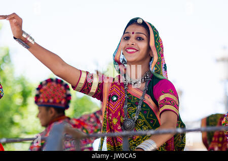 Badajoz, Spagna - 15 luglio 2017. Danzatrici indiane durante la celebrazione della international festival folcloristico in Badajoz Foto Stock