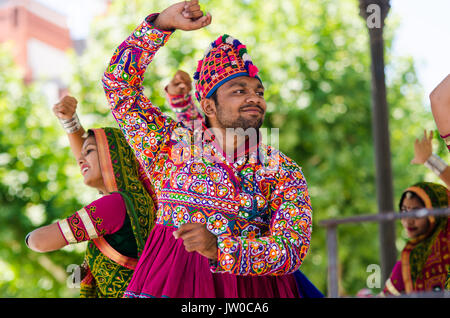 Badajoz, Spagna - 15 luglio 2017. Danzatrici indiane durante la celebrazione della international festival folcloristico in Badajoz Foto Stock