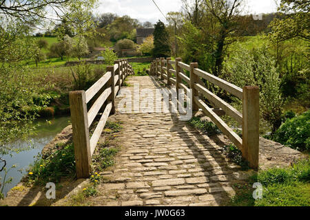 Il packhorse ponte sopra il fiume Frome a Tellisford copre la contea di confine tra Wiltshire e Somerset. (Visto dalla Somerset banca). Foto Stock