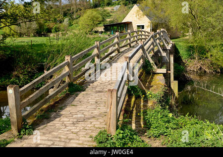 Il packhorse ponte sopra il fiume Frome a Tellisford copre la contea di confine tra Wiltshire e Somerset. (Visto da Wiltshire banca). Foto Stock