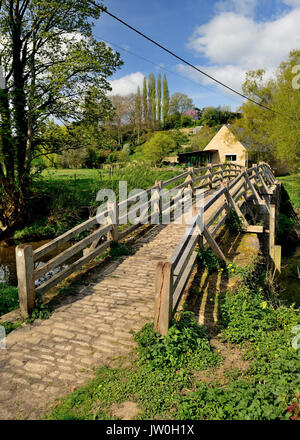 Il packhorse ponte sopra il fiume Frome a Tellisford copre la contea di confine tra Wiltshire e Somerset. (Visto da Wiltshire banca). Foto Stock