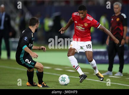 Il Real Madrid è Daniel Carvajal (sinistra) e il Manchester United Rashford Marcus (destra) battaglia per la sfera Foto Stock