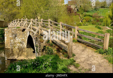 Il packhorse ponte sopra il fiume Frome a Tellisford copre la contea di confine tra Wiltshire e Somerset. (Visto da Wiltshire banca). Foto Stock