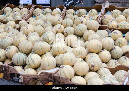 Prodotti freschi in esposizione al mercato del sabato di Dieppe, Normandia, Francia Foto Stock