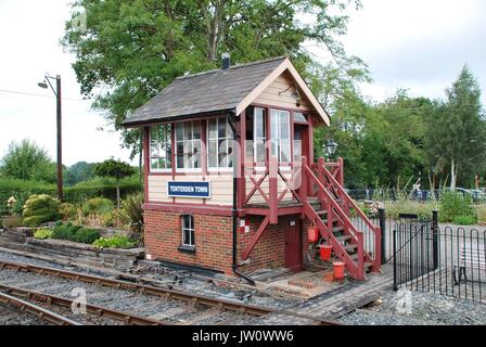 La casella segnale a Tenterden Town station del Kent e Sussex orientale ferrovia in Kent, in Inghilterra il 20 agosto 2012. La stazione è stata aperta per la prima volta nel 1903. Foto Stock