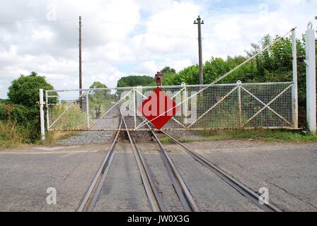 Il passaggio a livello gate Bodiam esterno stazione sul Kent e Sussex orientale ferrovia in East Sussex, Inghilterra. Foto Stock