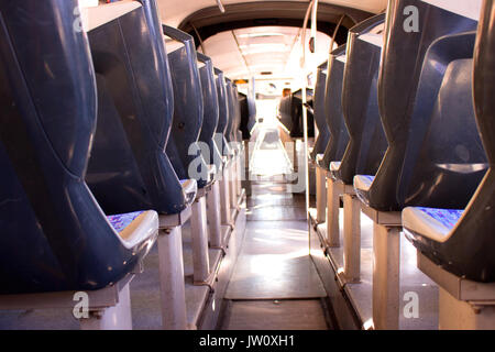 Bus. All'interno del bus. Marbella - Estepona city, Costa del Sol, Andalusia, Spagna. Foto Stock