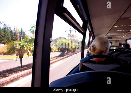 Bus. All'interno del bus. Marbella - Estepona city, Costa del Sol, Andalusia, Spagna. Foto Stock