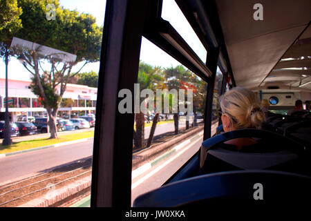 Bus. All'interno del bus. Marbella - Estepona city, Costa del Sol, Andalusia, Spagna. Foto Stock