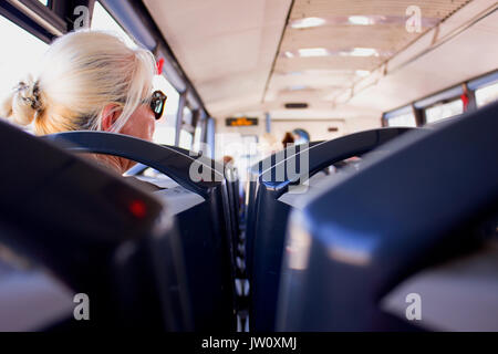 Bus. All'interno del bus. Marbella - Estepona city, Costa del Sol, Andalusia, Spagna. Foto Stock