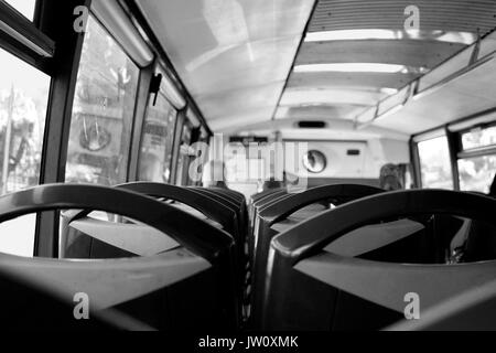 Bus. All'interno del bus. Marbella - Estepona city, Costa del Sol, Andalusia, Spagna. Foto Stock