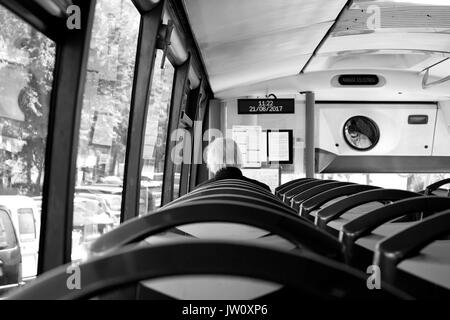 Bus. All'interno del bus. Marbella - Estepona city, Costa del Sol, Andalusia, Spagna. Foto Stock