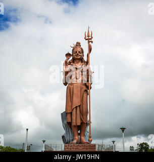 Enorme statua del signore Shiva (Mangal Mahadev) a Grand Bassin in Mauritius. Mangal Mahadev statua è situato nel quartiere di Savanne, in Mauritius. Foto Stock