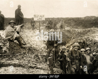 Tommy gode di possesso di appena catturato Hun trincea - Alternativa Titolo: fotografia ufficiale della Somme anticipo Foto Stock