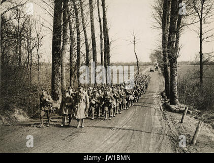 Gazzetta fotografia scattata sul British fronte occidentale in Francia   la grande offensiva tedesca - Descrizione: i ragazzi come hanno svolto un buon lavoro andando indietro per un periodo di riposo. Un battaglione del Royal Warwickshire. Foto Stock