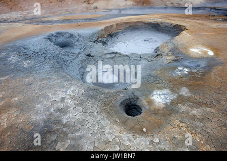 Piscina di fango in Hverir area geotermica Foto Stock