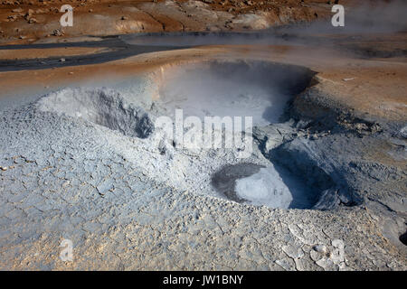 Piscina di fango in Hverir area geotermica Foto Stock