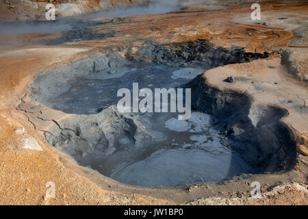 Piscina di fango in Hverir area geotermica Foto Stock