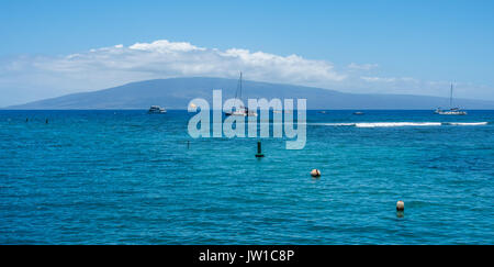 Una vista delle barche ancorate nel porto di Lahaina a Maui, Hawaii. Foto Stock