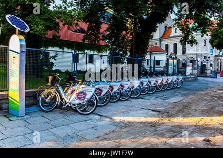 Le biciclette in una fila preparato in affitto vicino piazza di Pszczyna, Polonia. Foto Stock