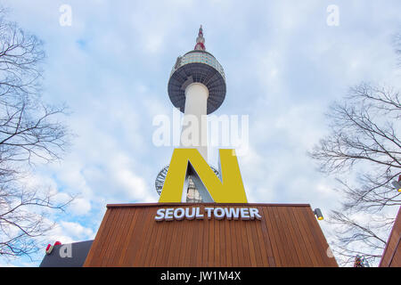 SEOUL - MARZO 28 : Torre N Seoul si trova sulla Montagna di Namsan nel centro di Seoul.fotografia scattata a marzo 28,2015 a Seul, Corea del Sud. Foto Stock