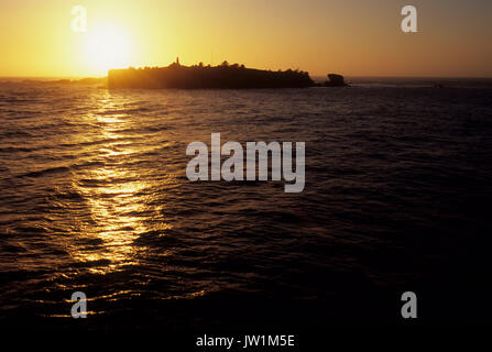 Isola di Tatoosh tramonto con il faro di Cape lusinghe Makah Indian Reservation, Washington Foto Stock