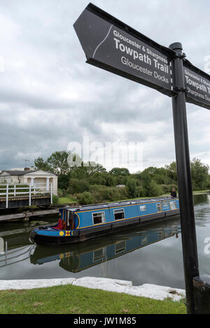 Narrowboat in corso su Gloucester & Nitidezza Canal a Frampton on Severn nel Gloucestershire England Regno Unito Foto Stock