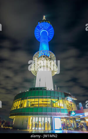 SEOUL - MARZO 28 : Torre N Seoul si trova sulla Montagna di Namsan nel centro di Seoul.fotografia scattata a marzo 28,2015 a Seul, Corea del Sud. Foto Stock