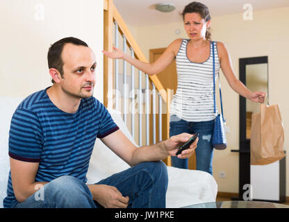 Turbare lo spagnolo moglie e marito furioso discutere di divorzio Foto Stock