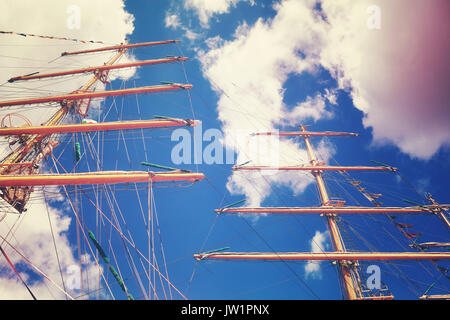 Vintage tonica sailing vessel piloni, ricerca di prospettiva. Foto Stock