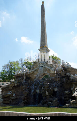 VIENNA, Austria - Aprile 30th, 2017: vista dell obelisco Obeliskbrunnen Fontana nel parco pubblico del Palazzo di Schonbrunn Foto Stock