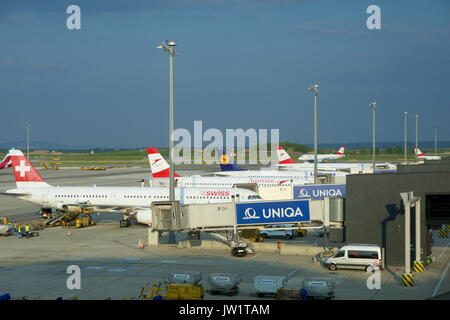 VIENNA, Austria - Aprile 30th, 2017: aerei di compagnie aeree austriache, svizzere e Lufthansa parcheggiato alle porte di Vienna International Airport. È il più grande dei countrys aeroporto, esso funge da hub per le compagnie aeree Austrian Airlines. La foto è stata scattata dal Austrian Airlines Senator Lounge Foto Stock