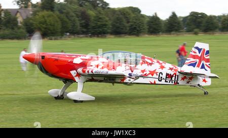 Global Stelle extra 300sc in rullaggio a Old Warden Aerodrome Foto Stock