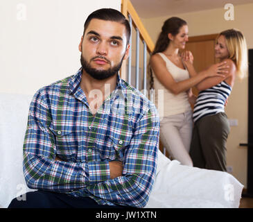 Conflitto interno tra la giovane coppia e il loro amico a casa Foto Stock