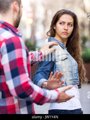 Giovane uomo non riesce a familiarizzare con la ragazza Foto Stock