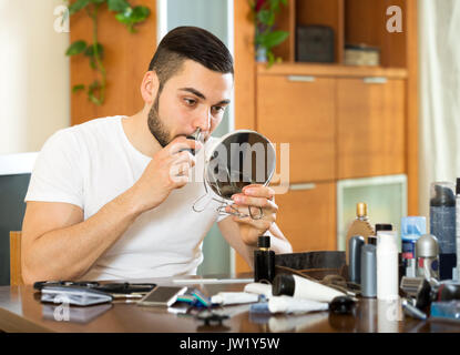 Adulto Uomo bello rivestimenti naso e orecchie capelli Foto Stock