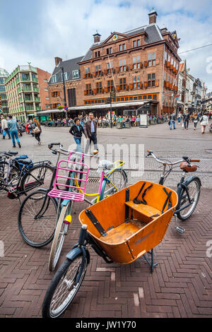 Paesi Bassi, South Holland, l'Aia (Den Haag), il parcheggio per le bici in corrispondenza Dagelijkse Groenmarkt, contro lo sfondo di t'Goude Hooft, l'Aia, olde Foto Stock