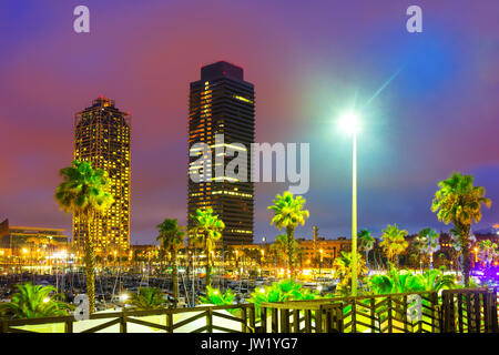 Vista serale del nuovo lungomare di Barcellona - centro della vita notturna. La Catalogna, Spagna Foto Stock