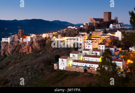 Vista generale di Hornos de Segura in serata. Spagna Foto Stock