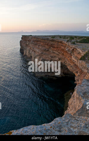 Vista di Es Vedrá e Ibiza la costa da Punta Rasa scogliere a Formentera (Isole Baleari, Spagna) Foto Stock