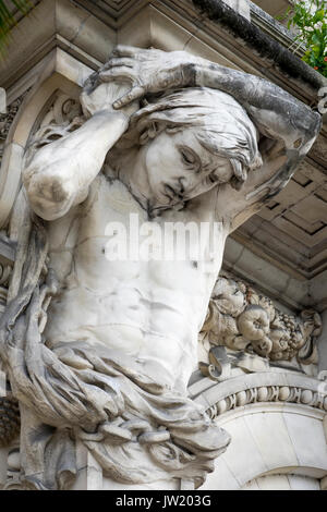 Statue in marmo di balconi di supporto sulla facciata dell'Hotel de Ville, Tours, Francia Foto Stock