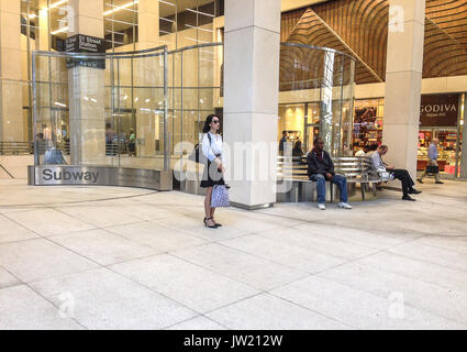 La gente nella zona dalla 51st Street Subway Station ingresso sul lato est di Manhattan. Foto Stock