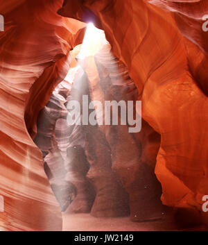 Superiore Slot Antelope Canyon che mostra il fascio di luce nel Canyon, Pagina, Arizona, Stati Uniti. Navajo land. Una natura che stupisce un buon background per la carta da parati. Foto Stock