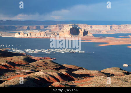 La bellissima natura sfondo con vista panoramica sul Glen Canyon e il Lago Powell durante il tramonto ore nei pressi della città di pagina, Arizona, Stati Uniti. Foto Stock