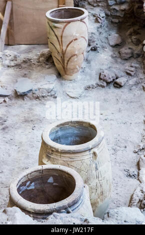 Vasi di terracotta a scavi di Akrotiri, Santorini, preistorici Minoan Età del Bronzo rovine, ora una piscina coperta archeologico museo Foto Stock